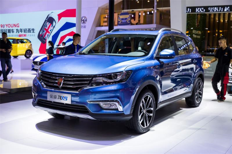 全新荣威950、荣威e950定义“高级轿车” 成都车展亮相售价16.88万起 互联网汽车上市一周年 系统升级带来颠覆式进化