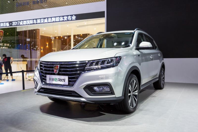 全新荣威950、荣威e950定义“高级轿车” 成都车展亮相售价16.88万起 互联网汽车上市一周年 系统升级带来颠覆式进化